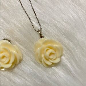 BRAZALETE ROSAS BLANCAS AL REDEDOR,ARETES CONVERTIBLES/DIJE STILO VICTORIANO#VIC